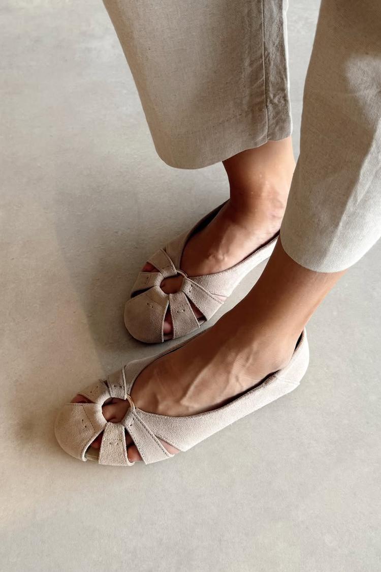 Sandali beige con punta tonda e fori a O in tinta unita [Pre-ordine]