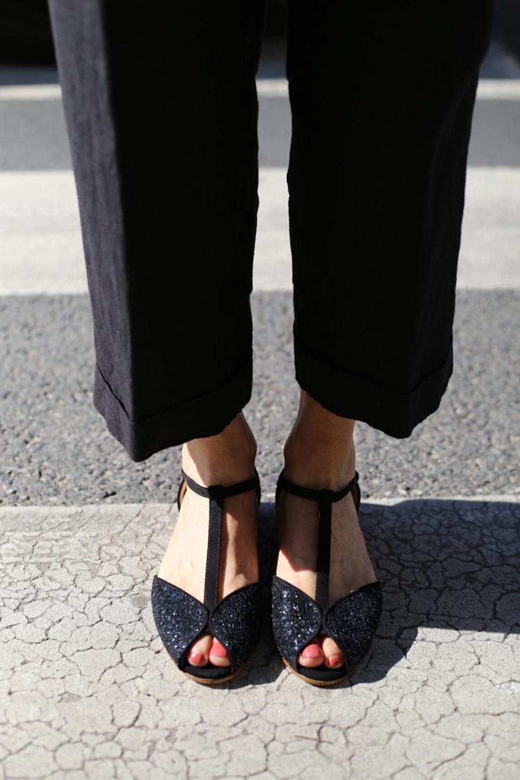 Glänzende T-Riemen Schnallen Peeptoe Schwarze Sandalen [Vorbestellung]