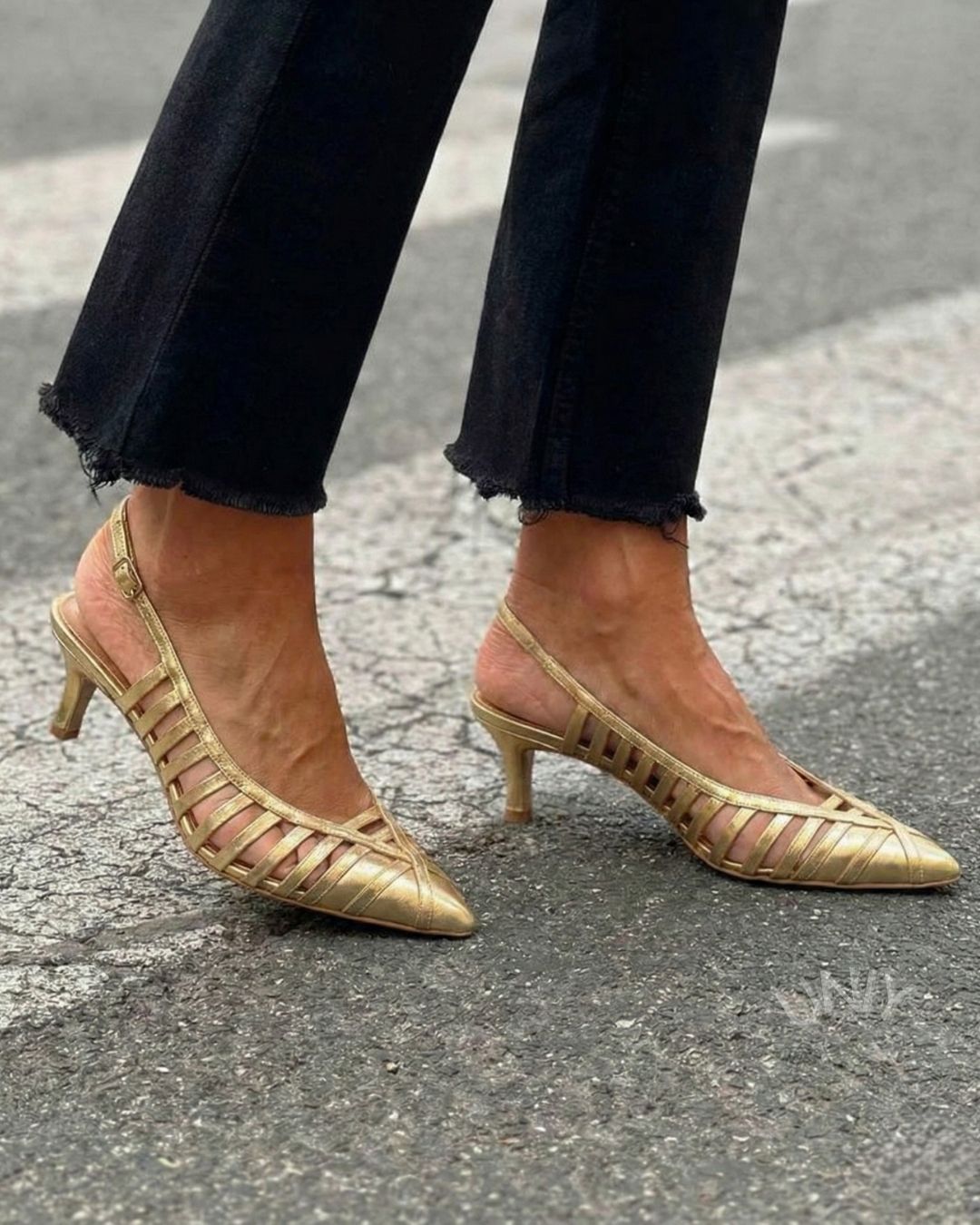 Goldene Pumps mit spitzer Spitze, Riemchen, Kittenabsatz und Fersenschlaufe [Vorbestellung]