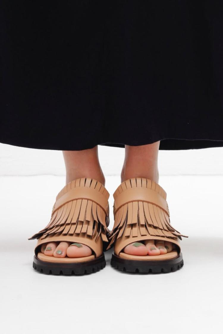 Sandali con punta aperta e decorazioni con frange in tinta unita, marrone chiaro [Pre-ordine]