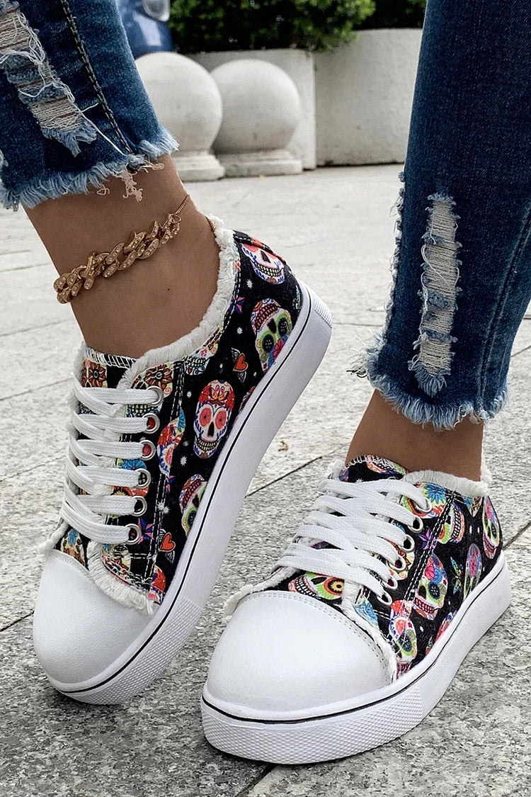 Zapatillas de lona con punta redonda y ribete de flecos y estampado de calaveras multicolor 