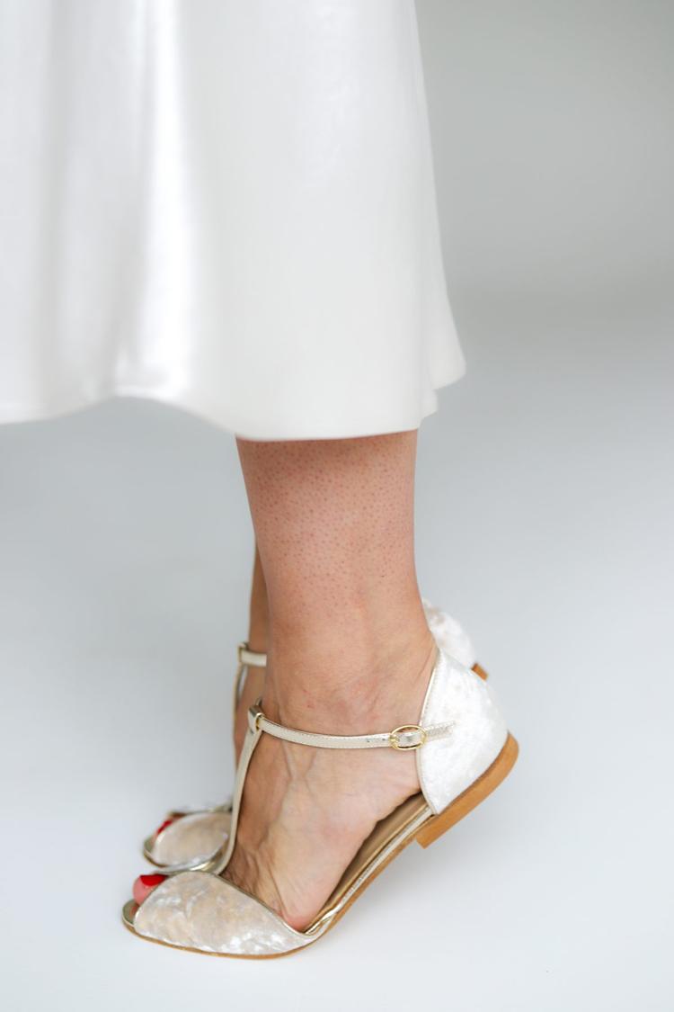 Sandalias peep toe con hebilla y tira en T con brillo metálico color marfil [Reserva] 