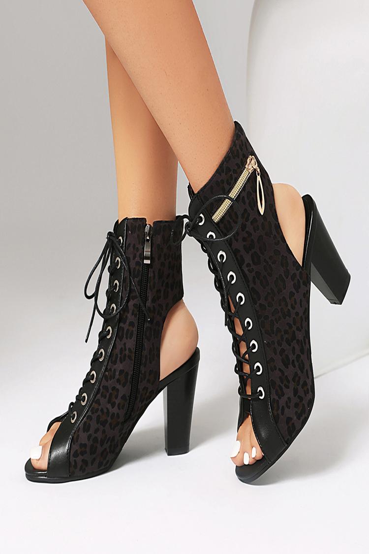 Sandali con cinturino posteriore, tacco grosso, lacci, punta aperta, cerniera e motivo leopardato 