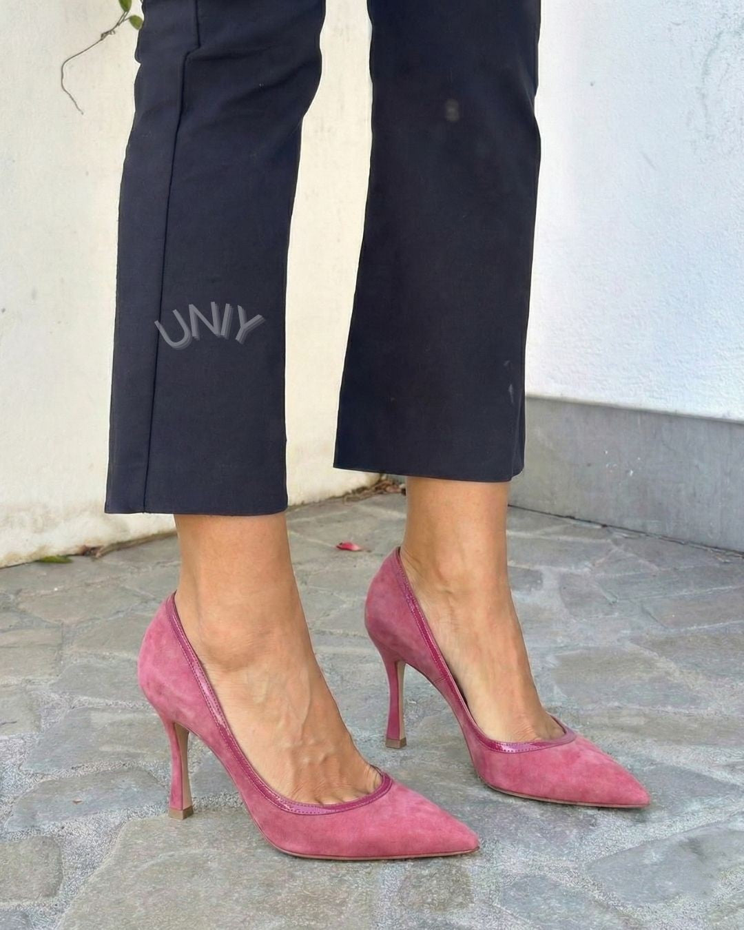 Scarpin Alto Rosa Chic em Camurça com Bico Fino, Tiras nas Costas e Laço [Pré-venda]