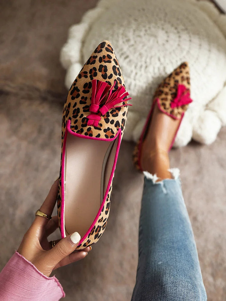 Zapatos planos puntiagudos informales con decoración de borlas de ante sintético y estampado de leopardo para mujer 