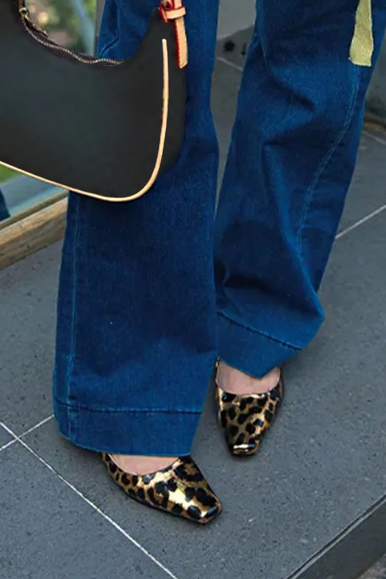 Scarpe con tacco a gattino, punta quadrata, cinturino sul collo del piede con stampa leopardata e fibbia 