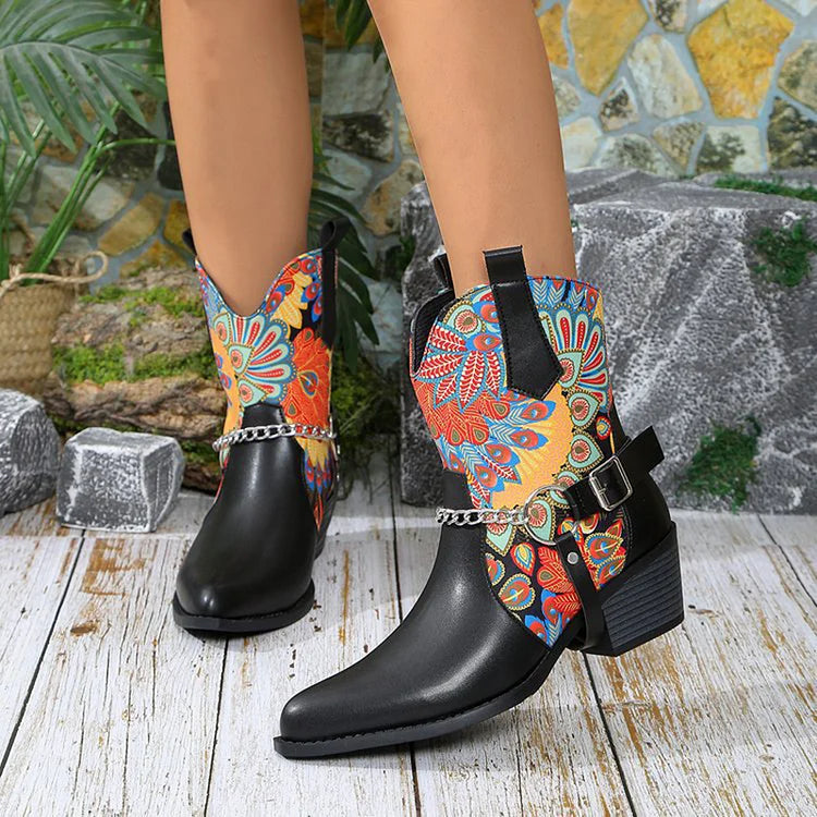 Ankle Boots mit Rosen-Schädelmuster und Kettendekor und spitzer Zehenpartie mit klobigem Absatz