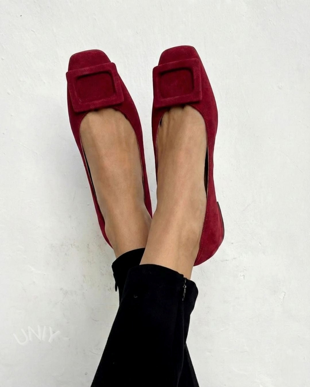 Bordowe baleriny zamszowe z kwadratowym noskiem i klamrą