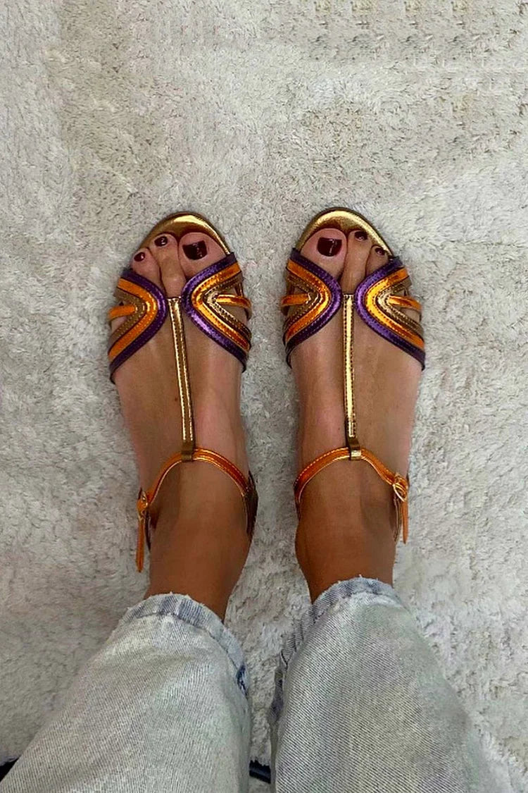 Sandálias multicoloridas Peep Toe com fivela em T douradas