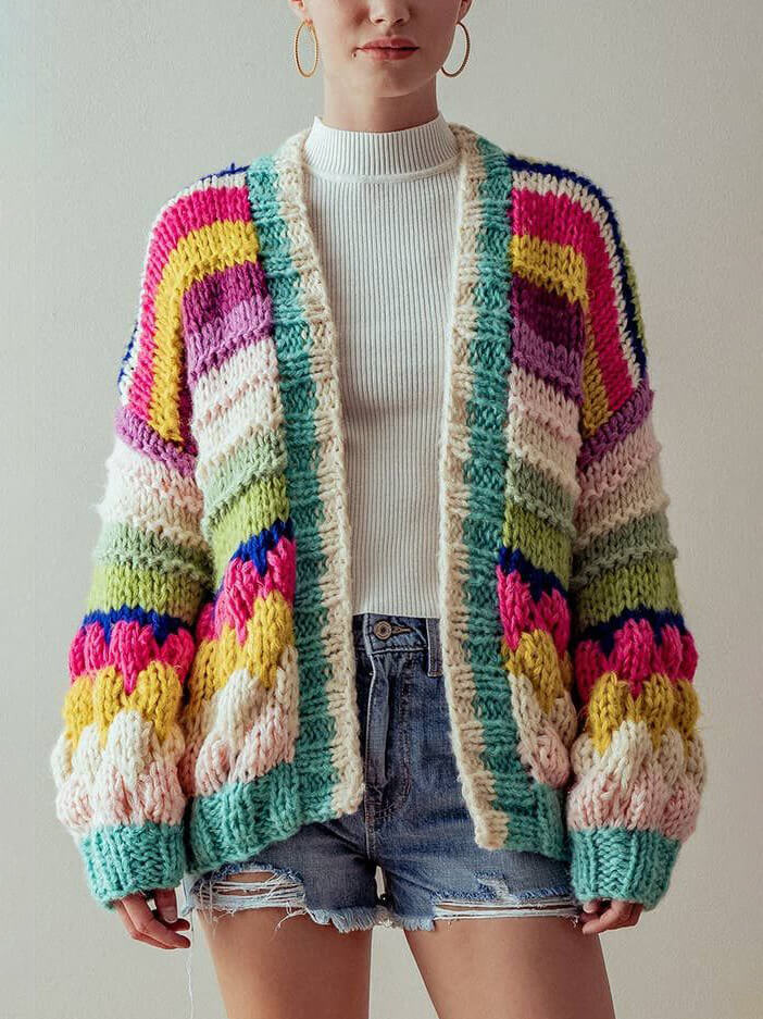 Bunt gestreifte Strickjacke aus grobem Strick