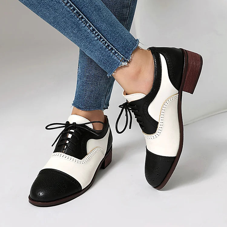 Oxford brogue con punta tonda e lacci colorblock e tacco basso a blocco