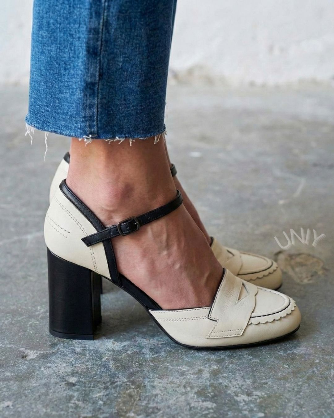 Mocassin classique crème à bords festonnés Mary Jane avec bride cheville et talons blocs [Précommande]