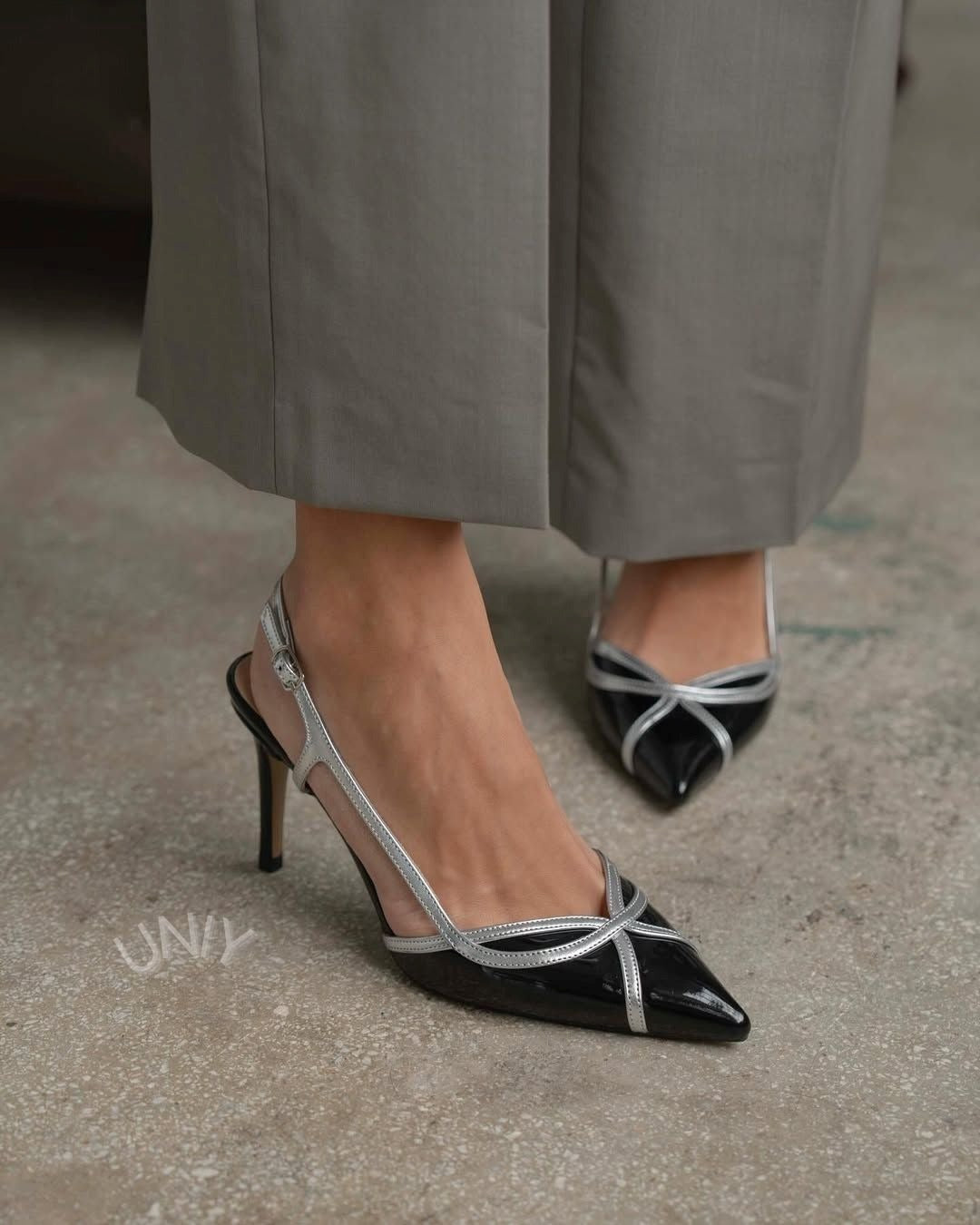 Eleganti scarpe con tacco a spillo nere a punta e cinturino alla caviglia con finiture argentate [Pre-ordine]