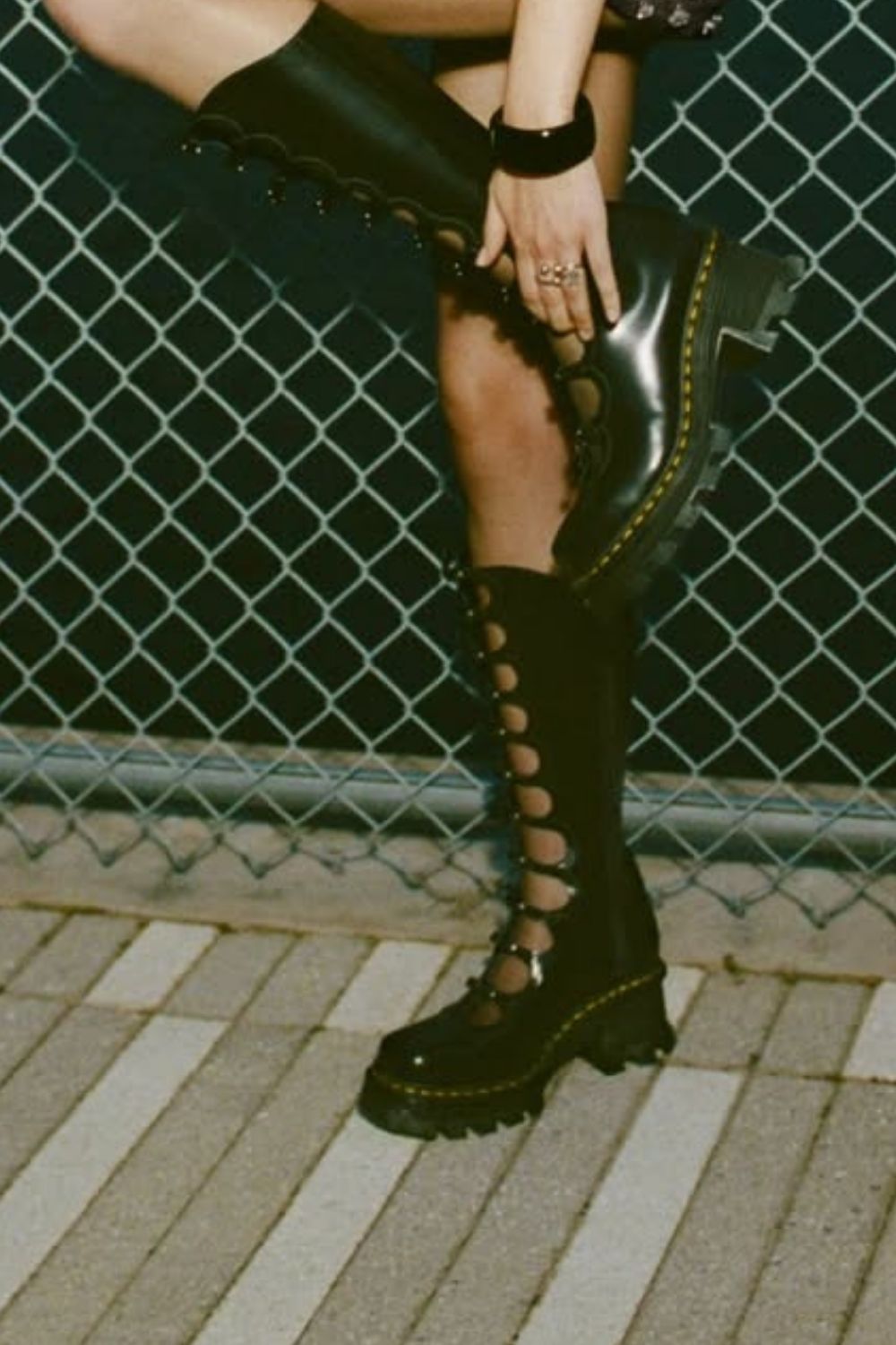 Stivali da combattimento con fibbia e cut-out alti fino al ginocchio [Pre-ordine]