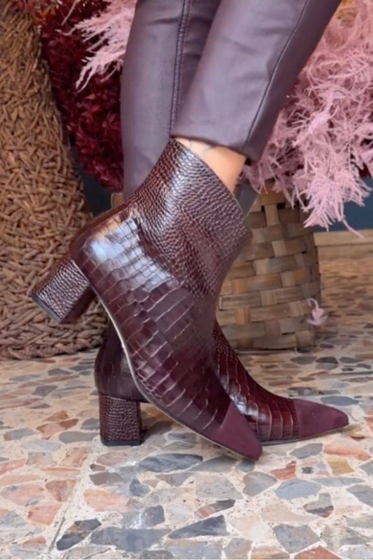 Botines burdeos con punta puntiaguda y patchwork con estampado de cocodrilo