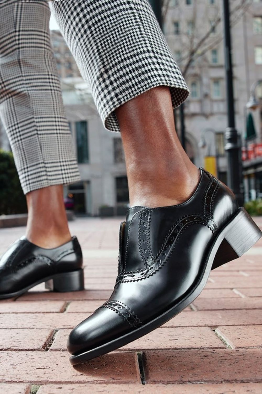 Oxford brogue in pelle nera con tacco basso [Pre-ordine]