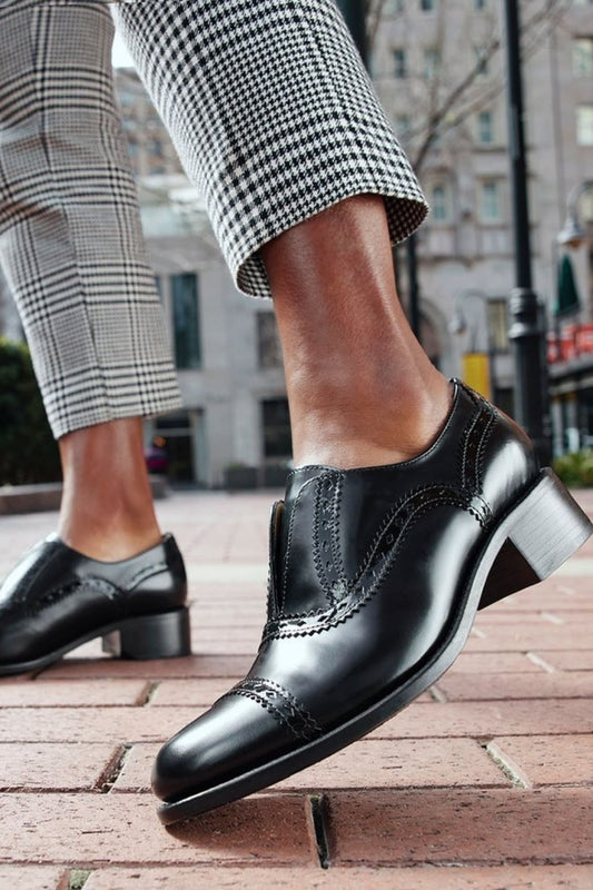 Oxford brogue in pelle nera con tacco basso [Pre-ordine]