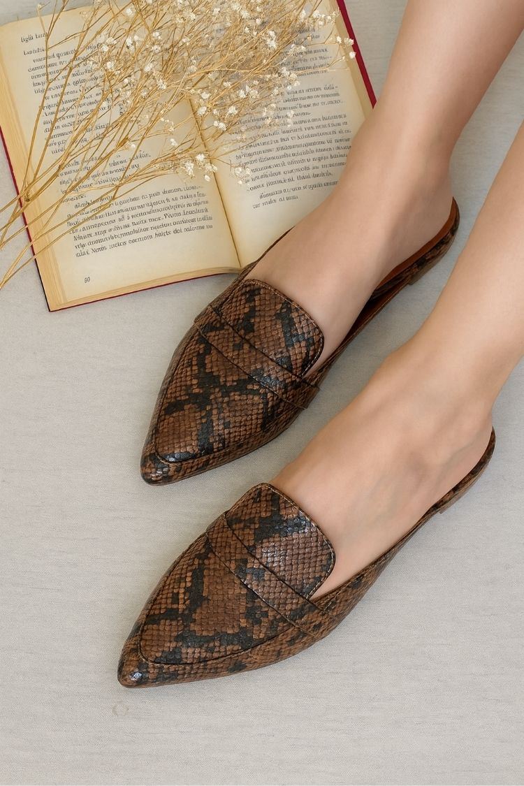Mules Pontiagudos Estilo Loafer com Moeda, em Pele Sintética com Relevo de Cobra [Pré-Encomenda]