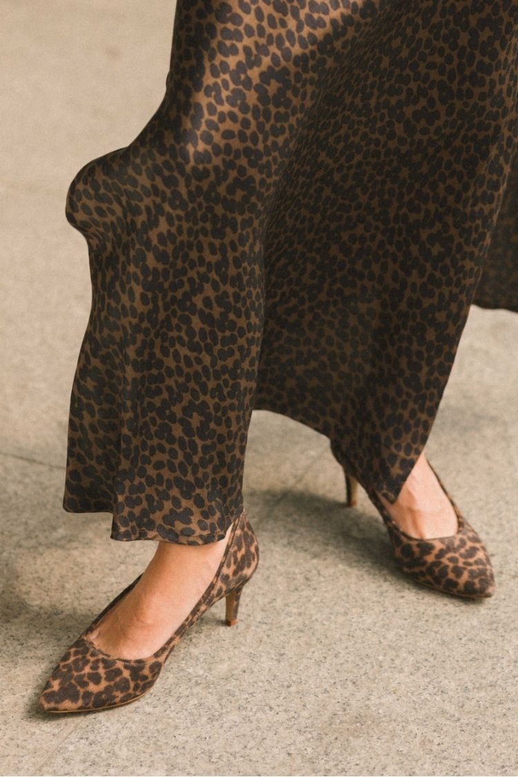 Tacones altos de ante sintético con estampado de leopardo y punta puntiaguda [Reserva]