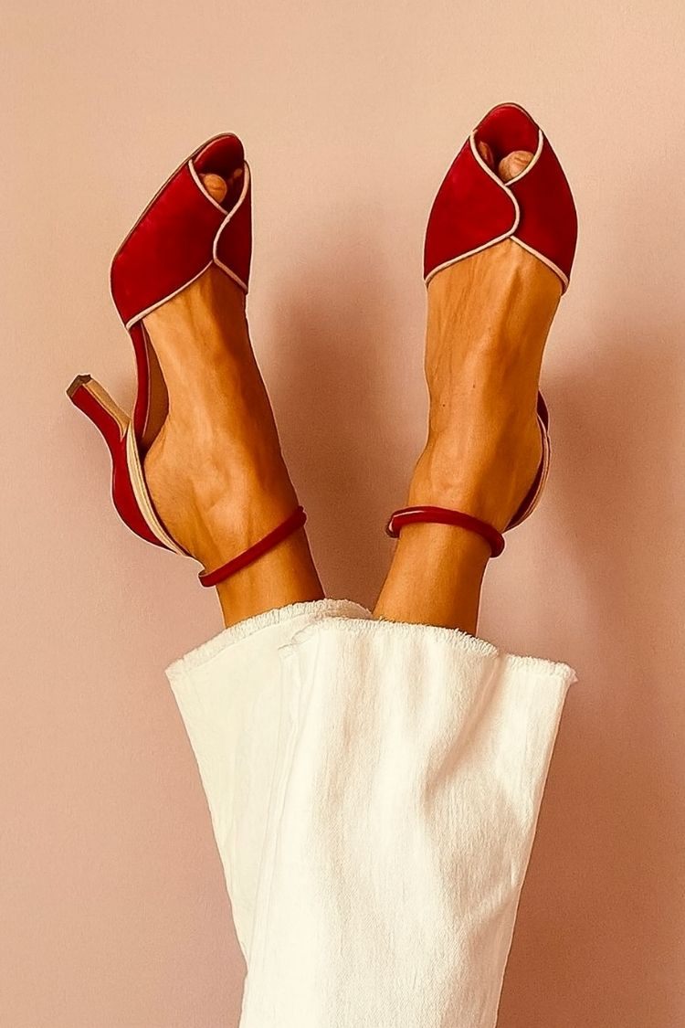 Sandali asimmetrici con punta aperta, cinturino alla caviglia, tacco medio, profili a contrasto in pelle scamosciata [Pre-ordine] 