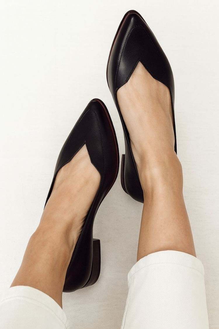 Scarpe con tacco basso a punta e tacco a blocco con tomaia a V in vera pelle