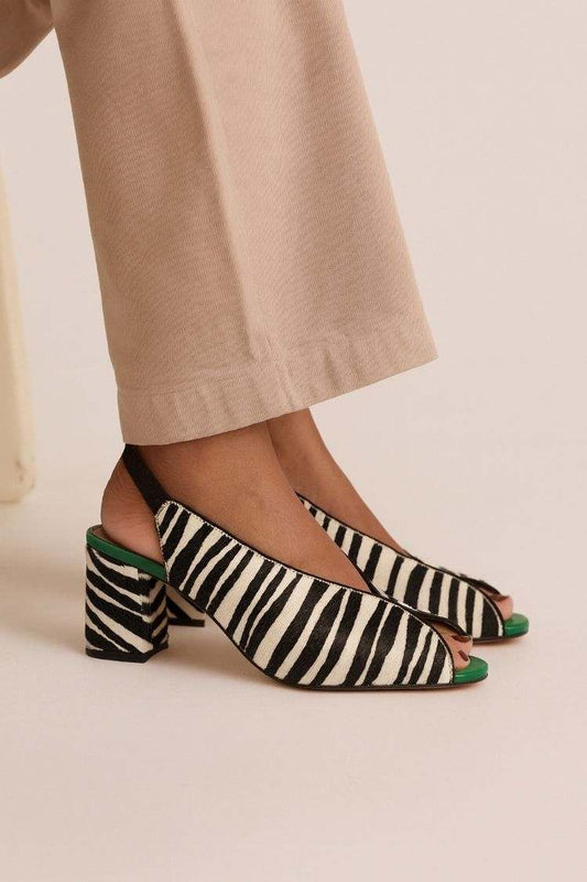 Patent Leather V Topline Scalloped Trim Pointy Heels [Pre Order]