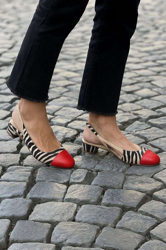 Tacones de tira trasera con punta de cuero sintético, estampado de cebra en bloques de color rojo