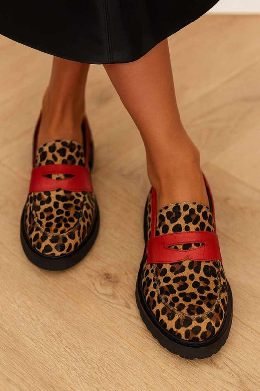 Loafers mit Leopardenmuster, Farbblock und rotem Riemen, klobig