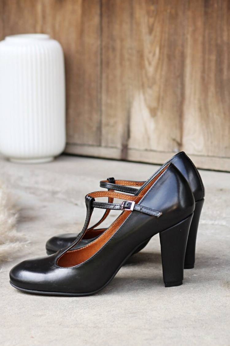 Tacchi grossi marroni eleganti con fibbia a T e tinta unita 