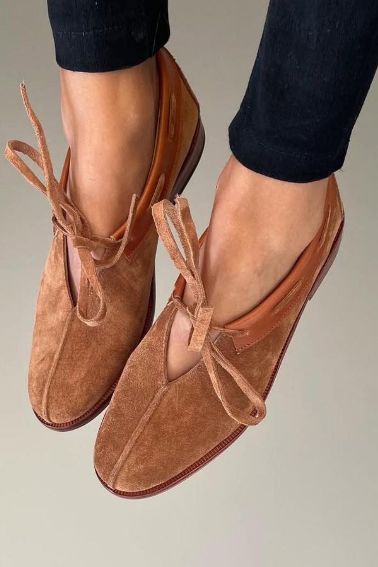 Ballerine in pelle scamosciata color cuoio con lacci sul davanti [Pre-ordine] 