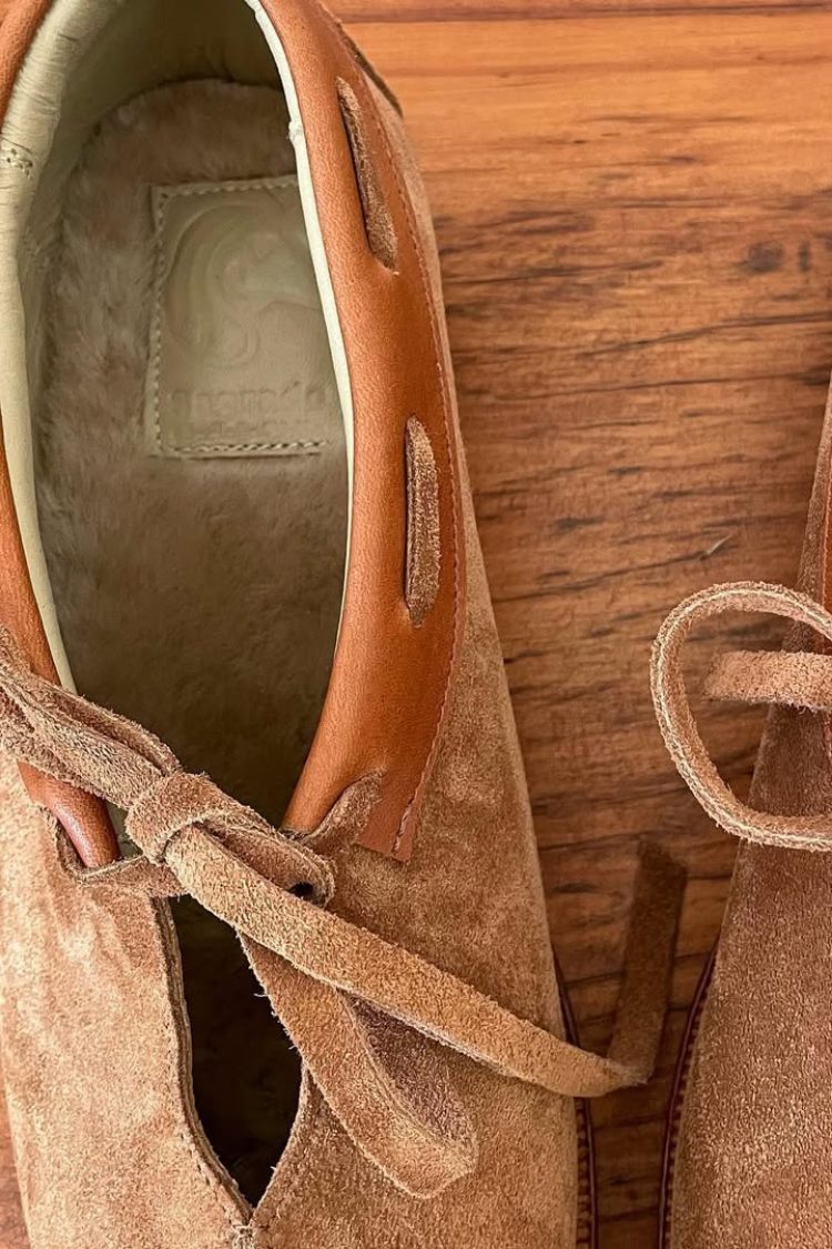 Ballerine in pelle scamosciata color cuoio con lacci sul davanti [Pre-ordine] 