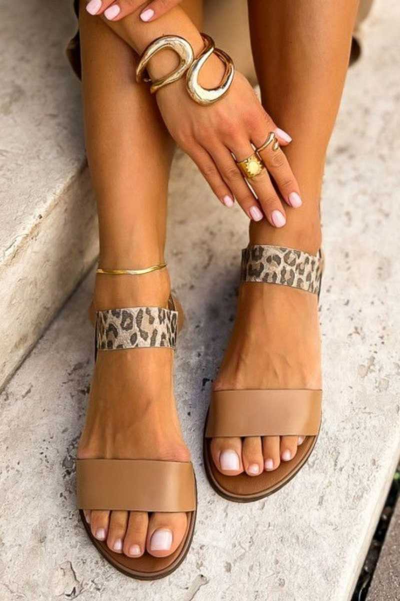 Flache Sandalen mit elastischem Riemen und Leopardenmuster aus Kunstleder [Vorbestellung]