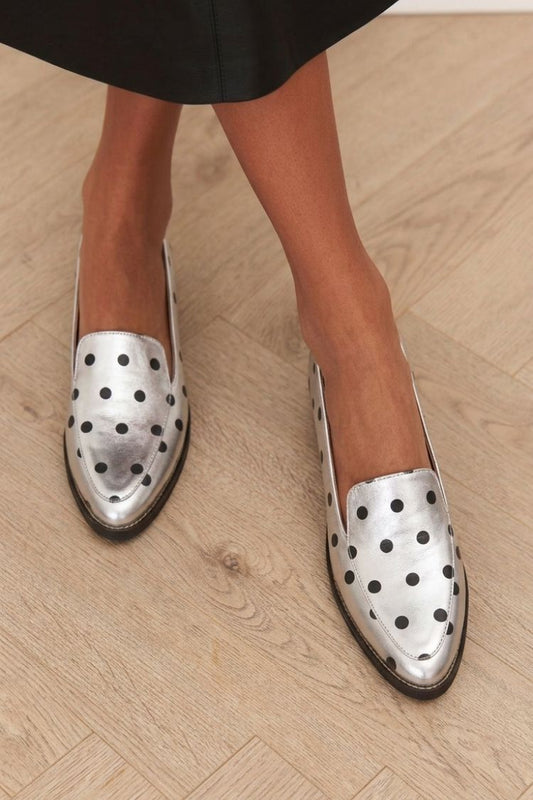 Mocassins Metálicos Prateados com Poás Pretos e Bico Apontado Flat [Pré-venda]