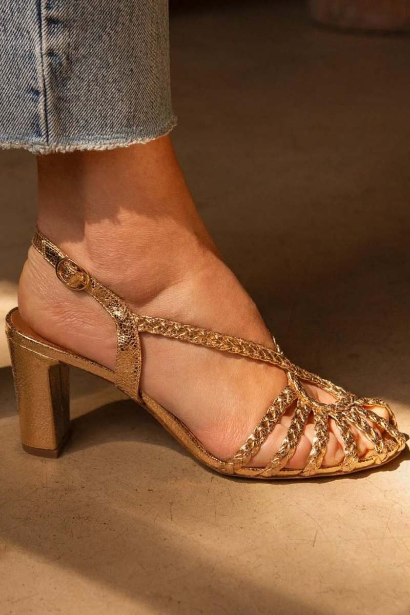 Sandales à talon bas en cuir tressé couleur tan à bride arrière [Précommande]