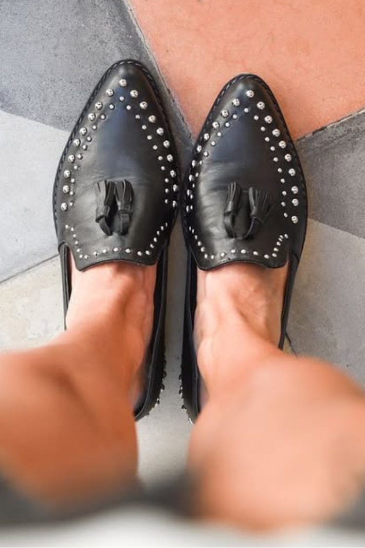 Schwarze Loafer mit Nieten und Quasten zum Hineinschlüpfen [Vorbestellung]