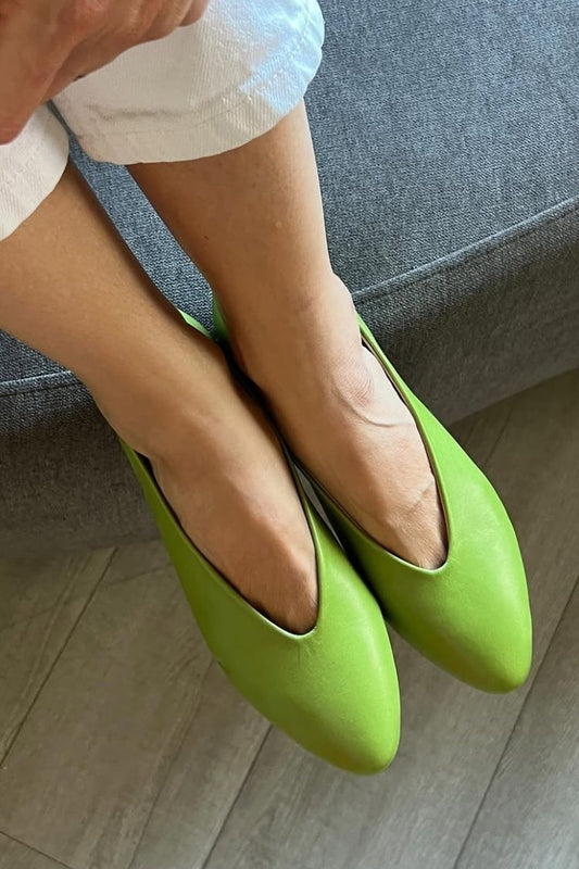 Ballerinas aus Kunstleder in einfarbigem Limettengrün mit Mandelspitze [Vorbestellung]