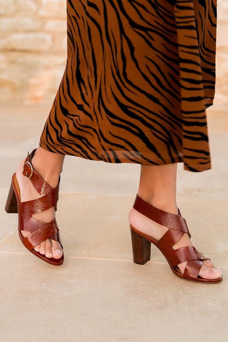 Sandales à talon bloc avec bride croisée en daim [Précommande]