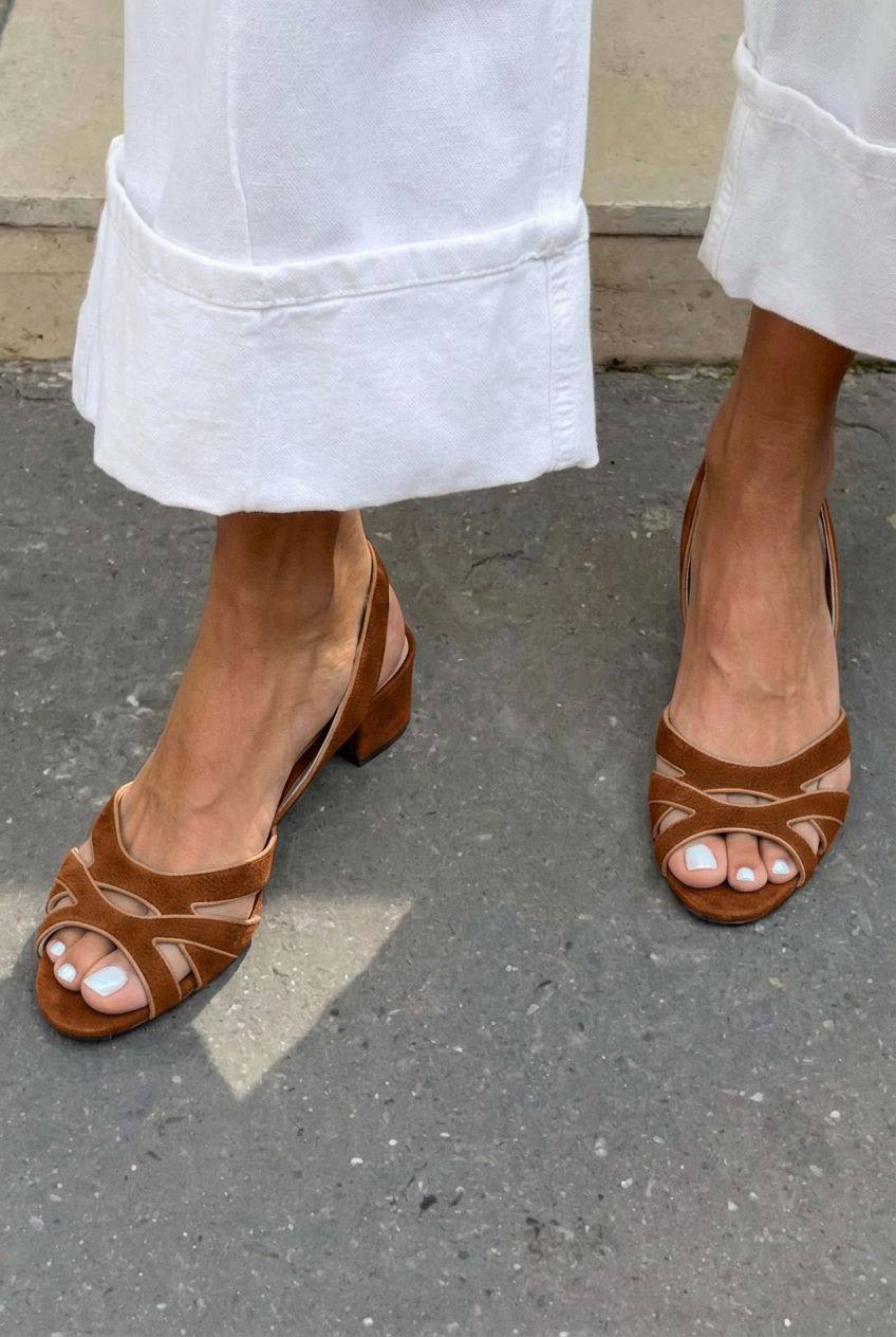 Sandales basses à talons blocs avec découpes entrelacées et bout ouvert [Précommande]