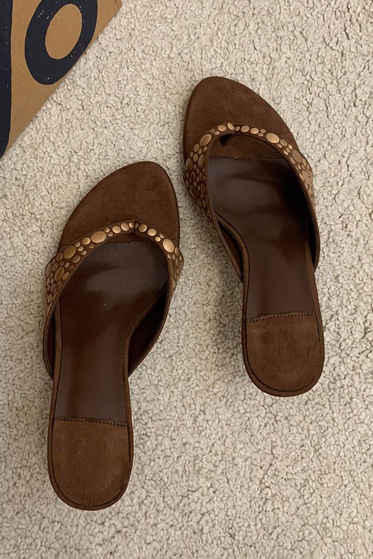 Infradito con tacco a gattino e decorazioni a rivetto retrò - Marrone 