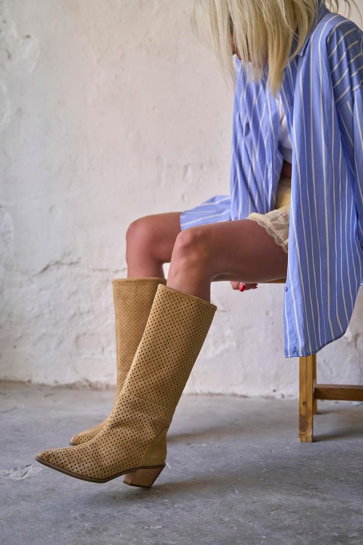 Stivali alti con tacco a blocco e punta traforata in finta pelle scamosciata [Pre-ordine]