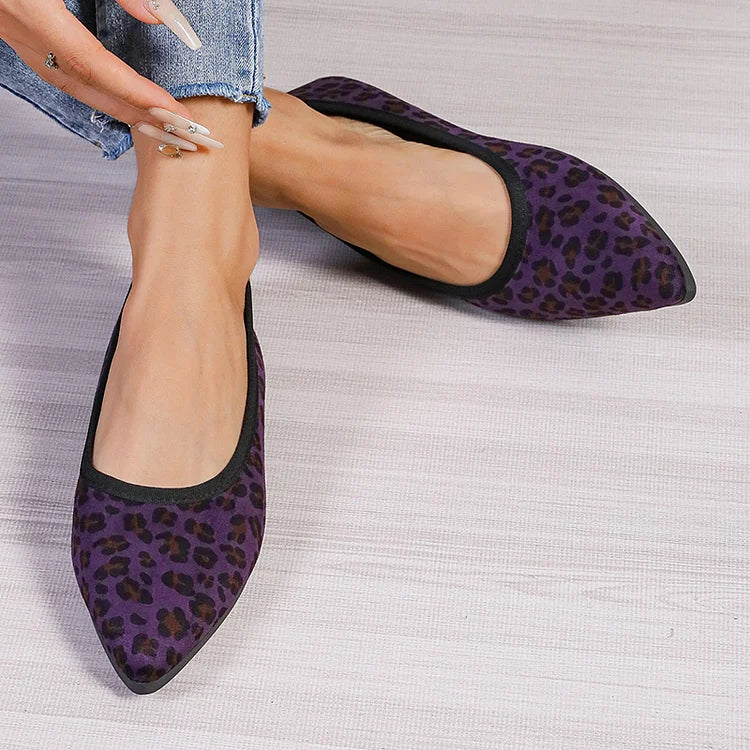 Zapatos planos casuales con punta puntiaguda y ribete en contraste y estampado de leopardo 