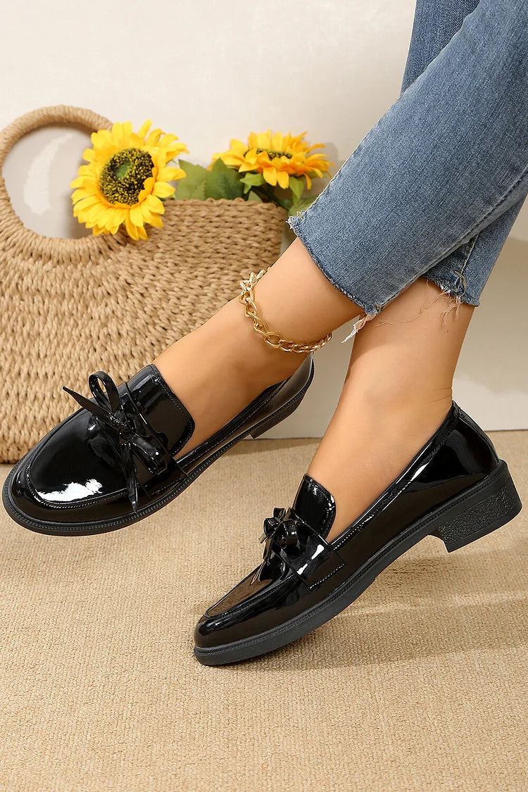 Mocassini con tacco basso e punta tonda, decorati con patchwork in tinta unita e fiocco