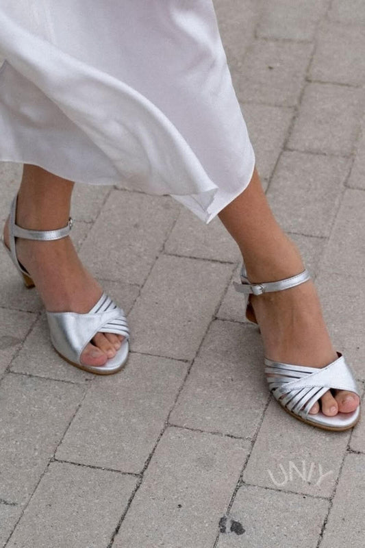 Sandali con tacco e cinturino plissettato incrociato metallizzato [Pre-ordine]