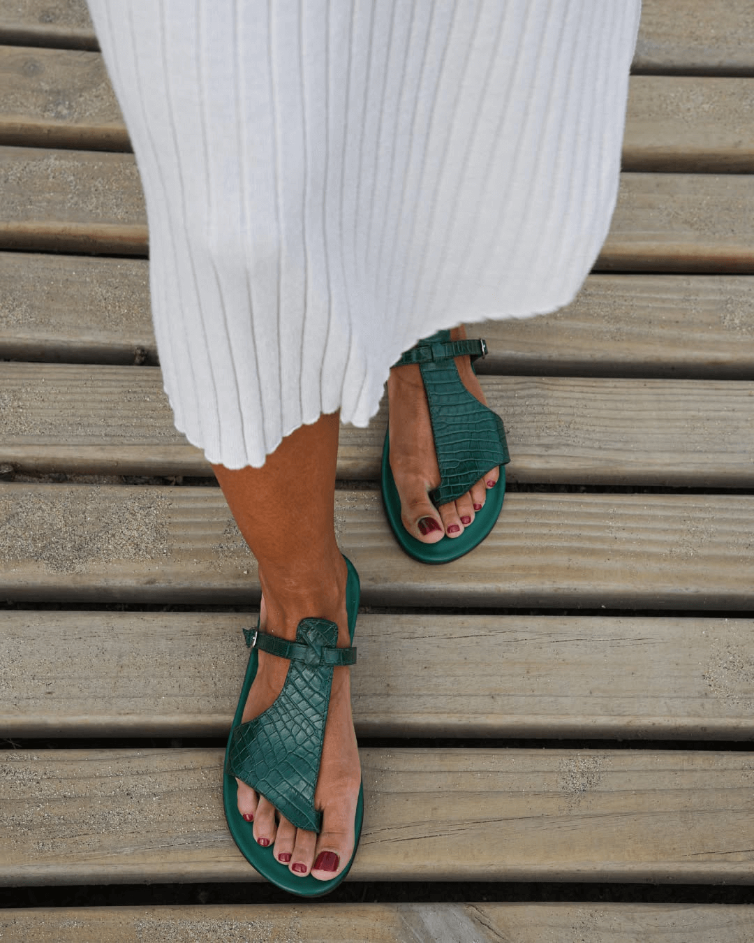 Flip-Flops Sandalen mit Krokodil-Prägung und Riemen mit Schnalle am Spann