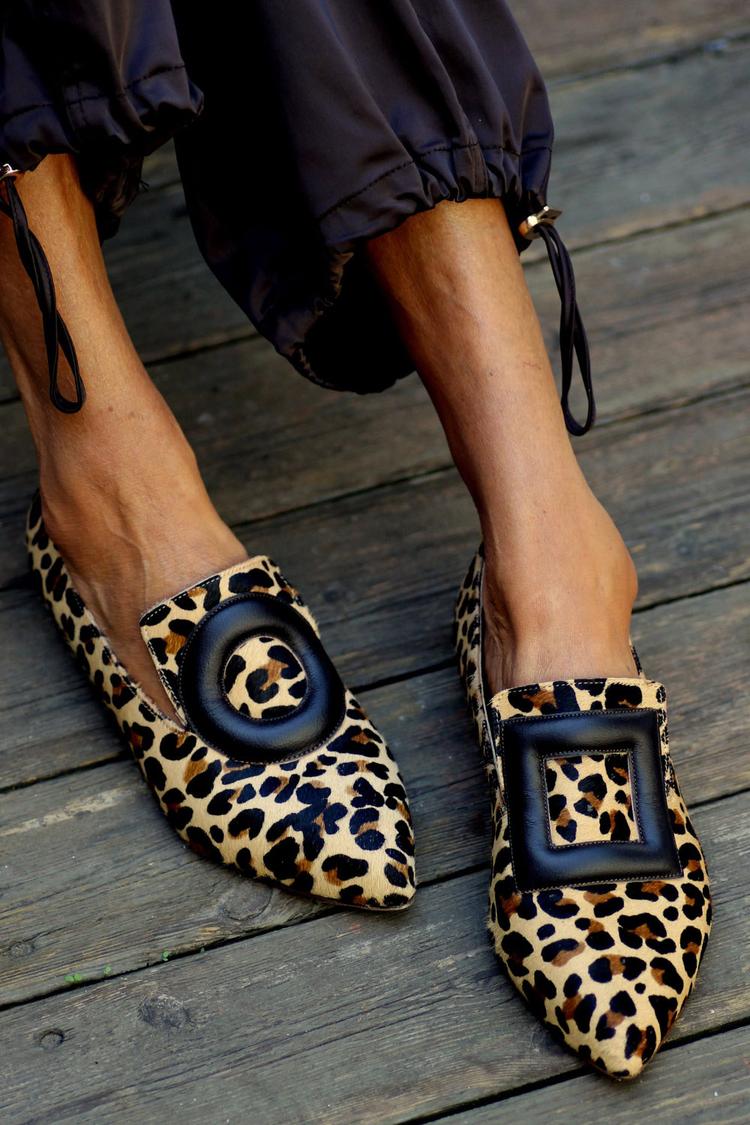 Leopardenmuster Quadrat Kreis Verzierung Spitz zulaufende braune Ballerinas [Vorbestellung]