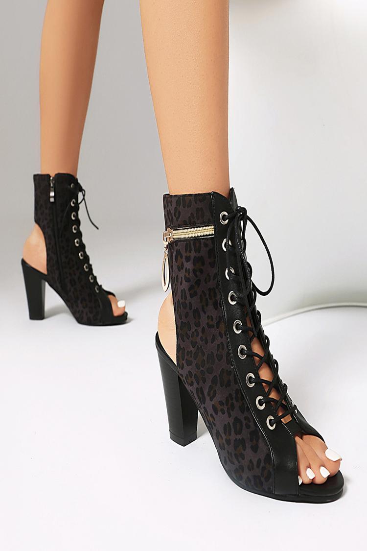 Sandali con cinturino posteriore, tacco grosso, lacci, punta aperta, cerniera e motivo leopardato 
