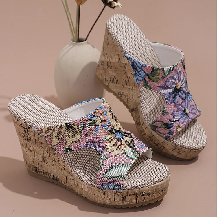 Pantuflas de cuña con punta abierta y estampado floral 