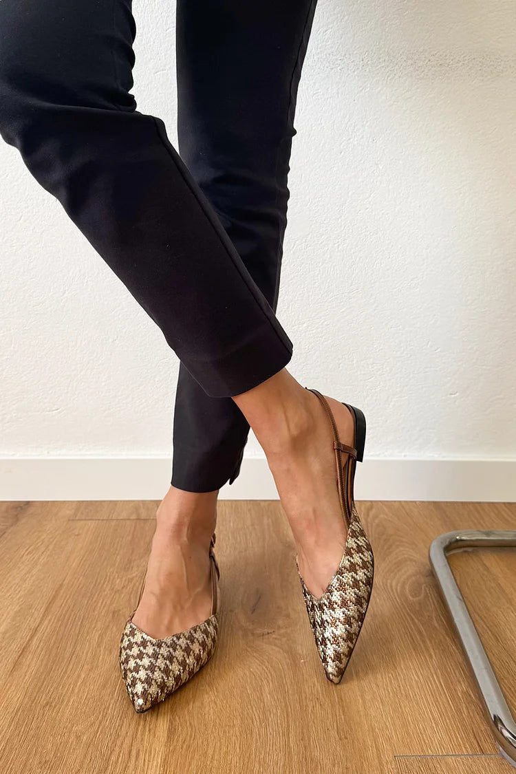 Ballerine marroni con punta affilata e cinturino posteriore con motivo pied de poule [Pre-ordine]