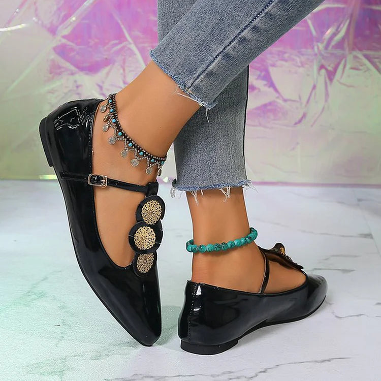 Zapatos planos con punta en punta, hebilla y tiras en T con decoración circular múltiple