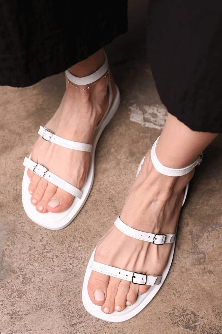 Minimalistische flache Sandalen aus Kunstleder mit mehreren Riemen und Schnalle [Vorbestellung]
